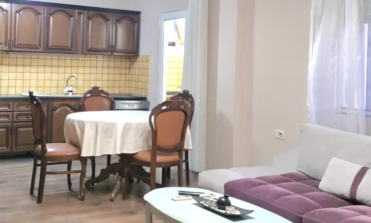 Shtepi me qera Apartament ne Tirane, 3+1, Mobilimi E mobiluar, Pagesa 850  Euro.
