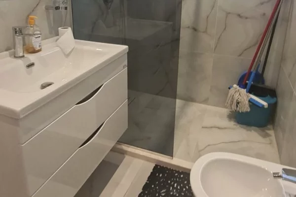 Shtepi me qera Apartament ne Tirane, 2+1, Mobilimi E mobiluar, Pagesa 60,000  Leke.