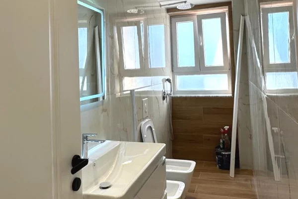 Shtepi ne shitje Apartament ne Tirane, 2+1, Mobilimi Pjeserisht e mobiluar, Pagesa 193,000  Euro.