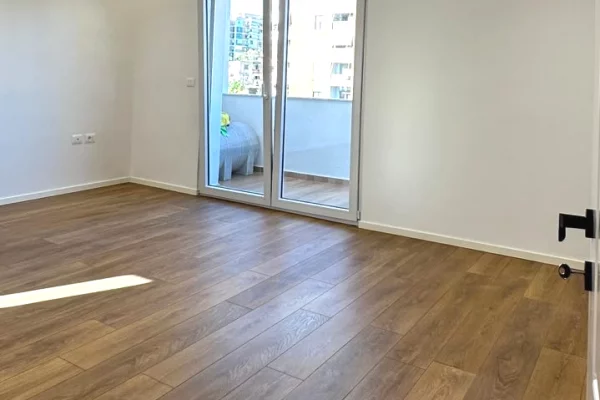 Shtepi ne shitje Apartament ne Tirane, 2+1, Mobilimi Pjeserisht e mobiluar, Pagesa 193,000  Euro.