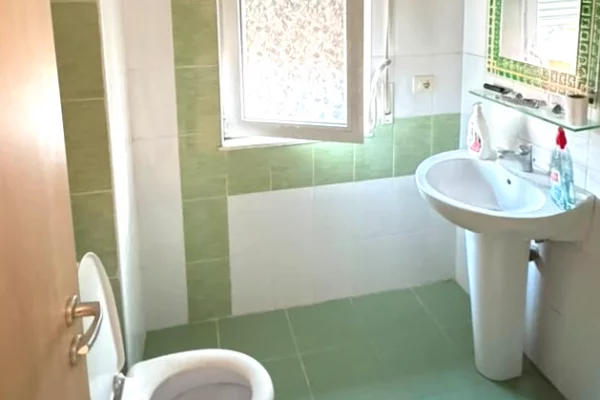 Shtepi me qera Apartament ne Tirane, 2+1, Mobilimi E mobiluar, Pagesa 600  Euro.