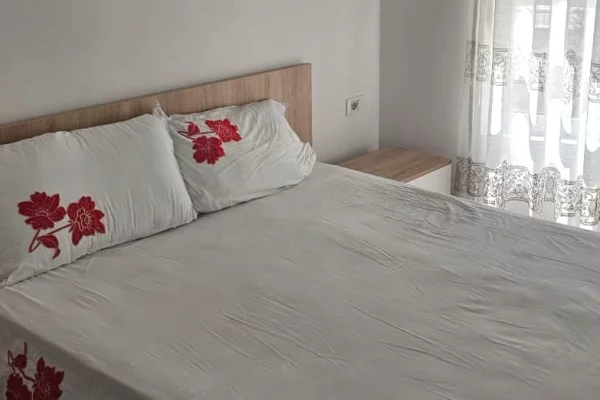 Shtepi me qera Apartament ne Tirane, 2+1, Mobilimi E mobiluar, Pagesa 50,000  Leke.