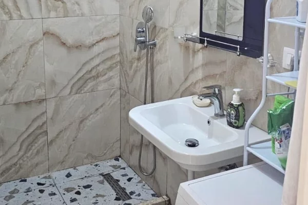 Shtepi me qera Apartament ne Tirane, 2+1, Mobilimi E mobiluar, Pagesa 50,000  Leke.