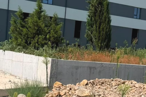 Shtepi ne shitje Duplex(shtepi me 2 kate) ne Durres, 2+1, Mobilimi Bosh, pa mobiluar, Pagesa 265,000  Euro.