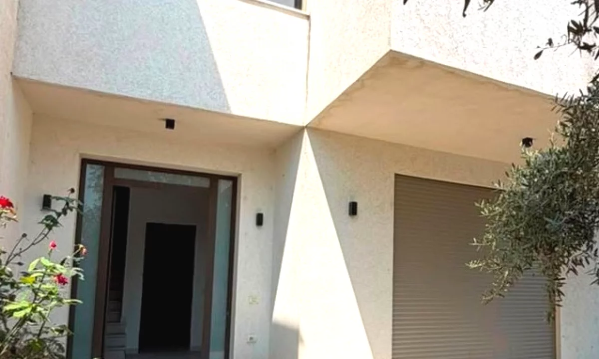 Shtepi ne shitje Vila Luksoze ne Tirane, 3+1, Mobilimi Pjeserisht e mobiluar, Pagesa 400,000  Euro.