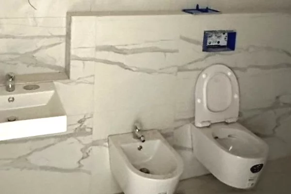 Shtepi ne shitje Apartament ne Tirane, 2+1, Mobilimi Bosh, pa mobiluar, Pagesa 223,600  Euro.