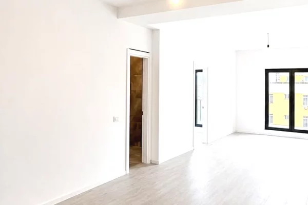 Ambient biznesi me qera 3+1 ne Tirane - 1,000 Euro