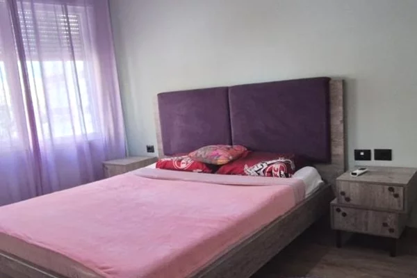 Shtepi me qera Apartament ne Tirane, 2+1, Mobilimi E mobiluar, Pagesa 90,000  Leke.