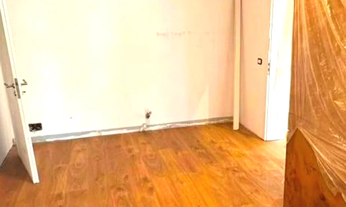 Shtepi ne shitje Apartament ne Tirane, 2+1, Mobilimi Pjeserisht e mobiluar, Pagesa 290,000  Euro.