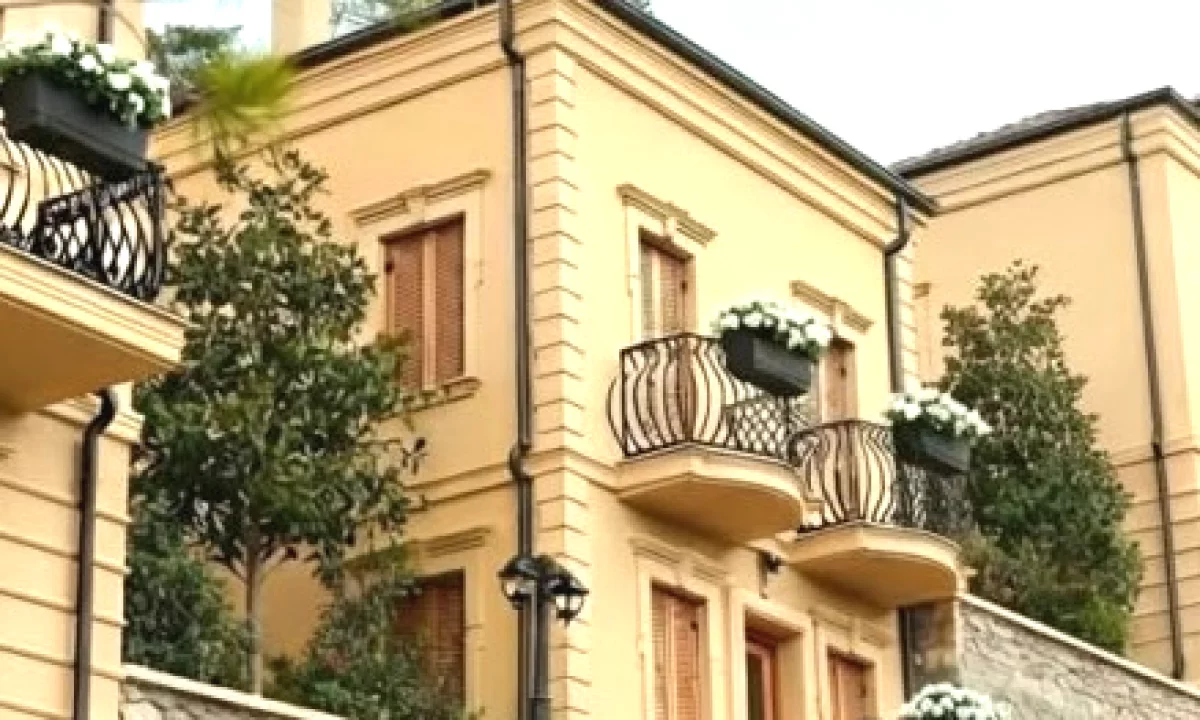 Shtepi ne shitje Vila Luksoze ne Korce, 3+1, Mobilimi Bosh, pa mobiluar, Pagesa 314,600  Euro.