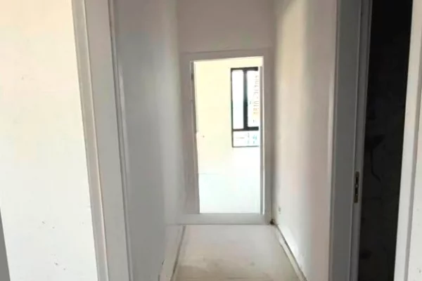 Shtepi ne shitje Apartament ne Tirane, 3+1, Mobilimi Bosh, pa mobiluar, Pagesa 229,700  Euro.