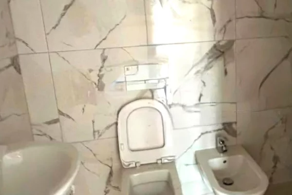 Shtepi ne shitje Apartament ne Tirane, 3+1, Mobilimi Bosh, pa mobiluar, Pagesa 229,700  Euro.
