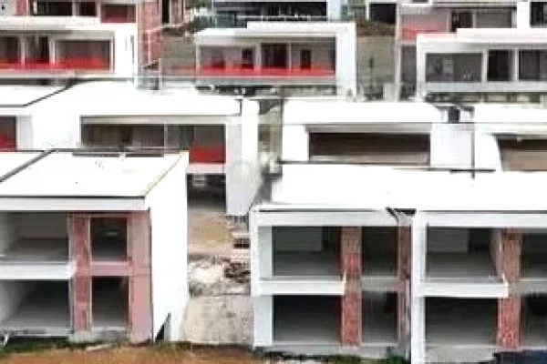 Shtepi ne shitje Vila Luksoze ne Tirane, 3+1, Mobilimi Bosh, pa mobiluar, Pagesa 100  Euro.