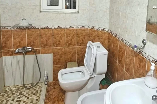 Shtepi me qera Apartament ne Tirane, 2+1, Mobilimi E mobiluar, Pagesa 55,000  Leke.