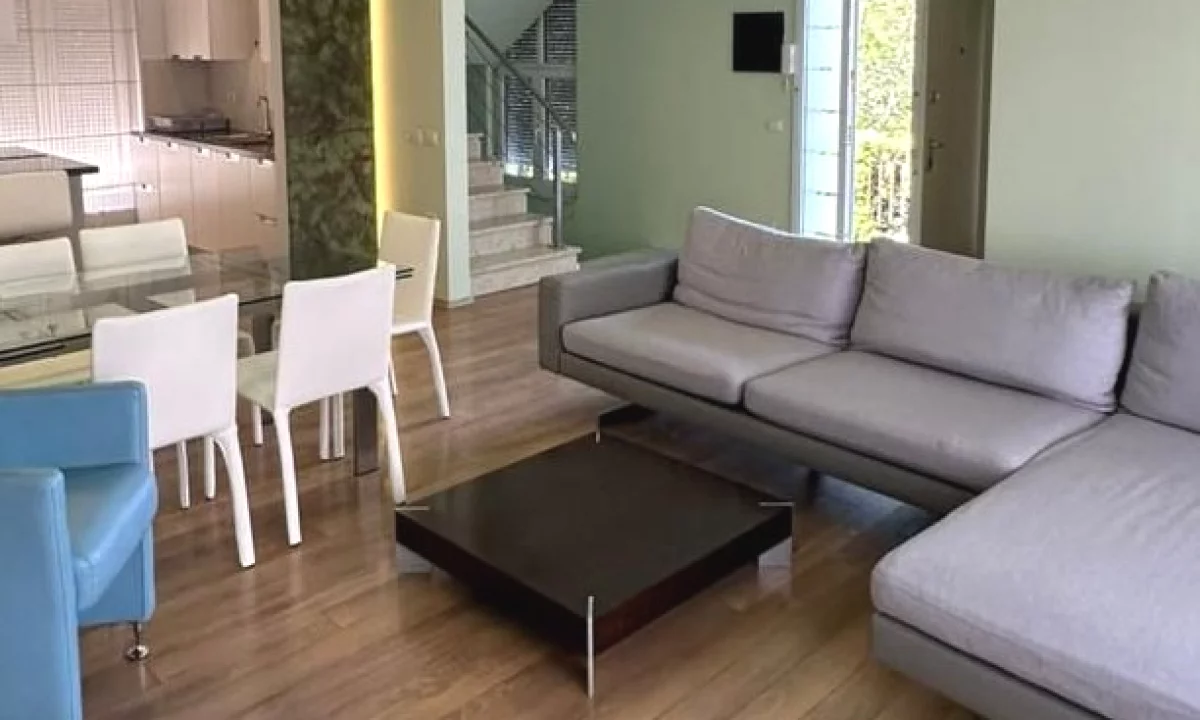 Shtepi me qera Vila Luksoze ne Tirane, 4+1, Mobilimi E mobiluar, Pagesa 250,000  Leke.