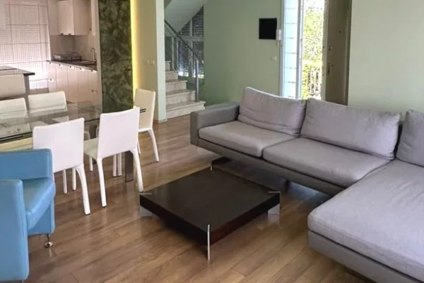 Shtepi me qera 4+1 ne Tirane - 250,000 Leke