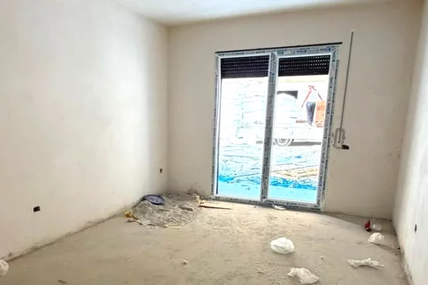 Shtepi ne shitje Apartament ne Tirane, 2+1, Mobilimi Bosh, pa mobiluar, Pagesa 137,500  Euro.
