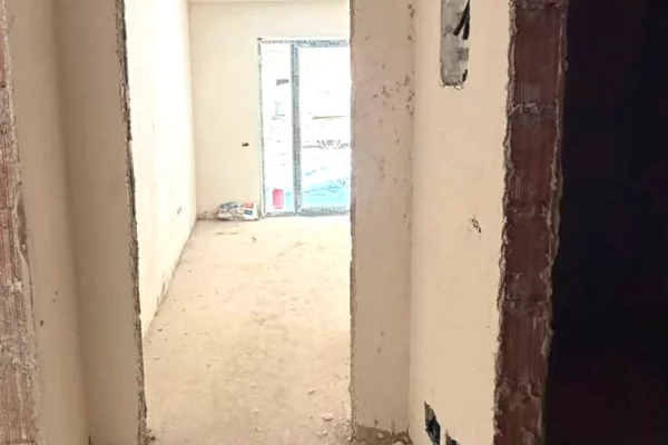 Shtepi ne shitje Apartament ne Tirane, 2+1, Mobilimi Bosh, pa mobiluar, Pagesa 137,500  Euro.