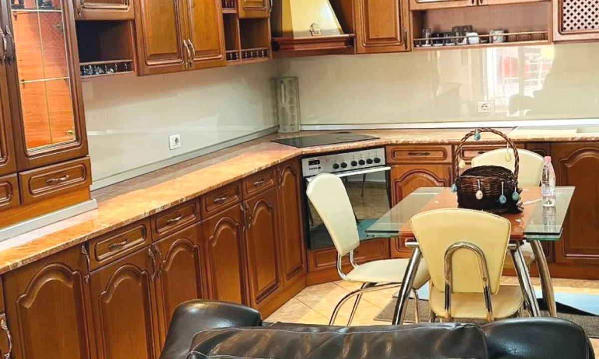 Shtepi me qera Apartament ne Tirane, 2+1, Mobilimi E mobiluar, Pagesa 75,000  Leke.