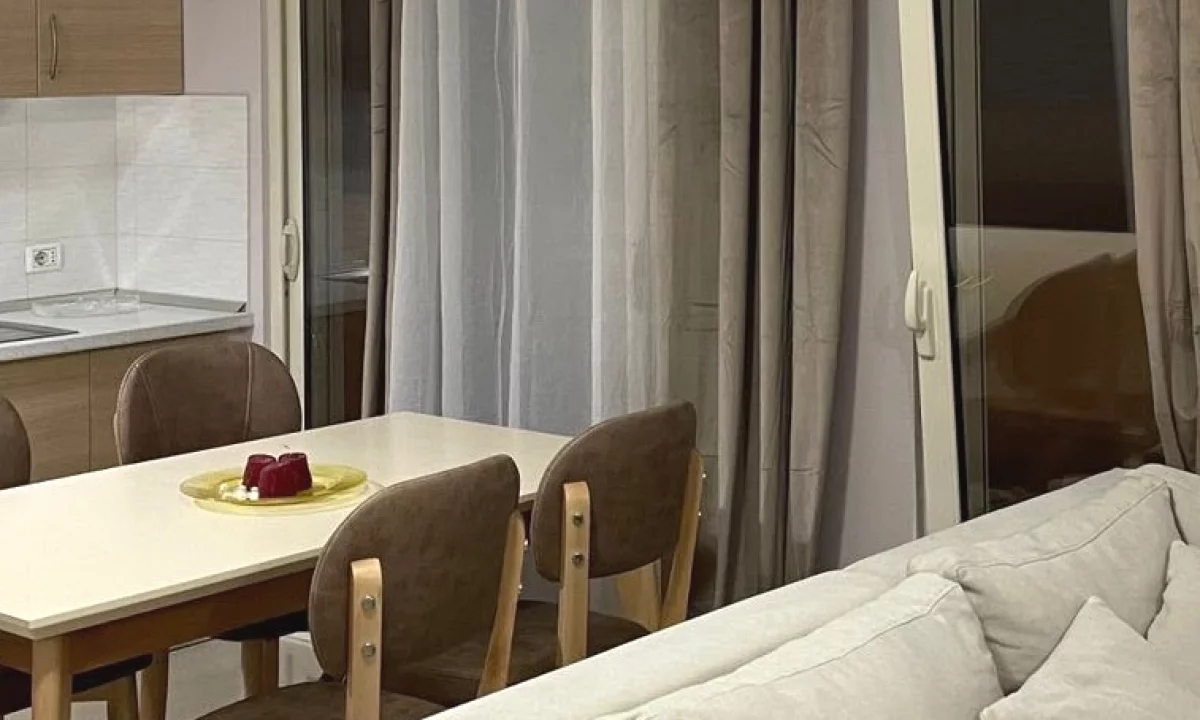 Shtepi me qera Apartament ne Tirane, 2+1, Mobilimi E mobiluar, Pagesa 80,000  Leke.