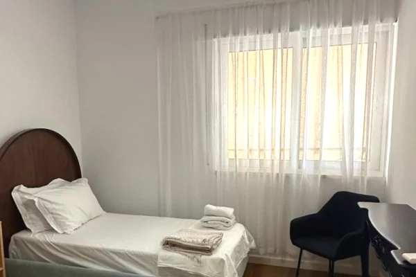 Shtepi me qera Apartament ne Tirane, 2+1, Mobilimi E mobiluar, Pagesa 900  Euro.