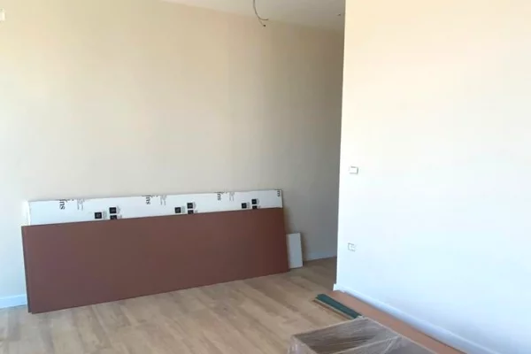 Shtepi ne shitje Apartament ne Tirane, 2+1, Mobilimi Pjeserisht e mobiluar, Pagesa 100  Euro.