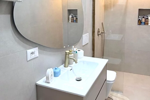 Shtepi ne shitje Apartament ne Tirane, 2+1, Mobilimi E mobiluar, Pagesa 235,000  Euro.