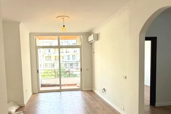 Shtepi ne shitje Apartament ne Tirane, 2+1, Mobilimi Bosh, pa mobiluar, Pagesa 140,000  Euro.