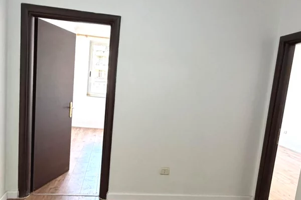 Shtepi ne shitje Apartament ne Tirane, 2+1, Mobilimi Bosh, pa mobiluar, Pagesa 140,000  Euro.