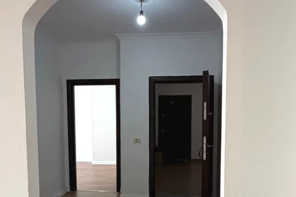 Shtepi ne shitje Apartament ne Tirane, 2+1, Mobilimi Bosh, pa mobiluar, Pagesa 140,000  Euro.
