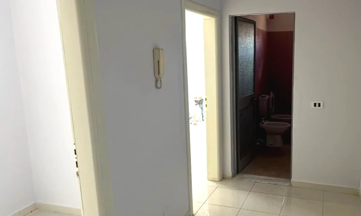Shtepi ne shitje Apartament ne Tirane, 1+1, Mobilimi Bosh, pa mobiluar, Pagesa 8,500,000  Leke.