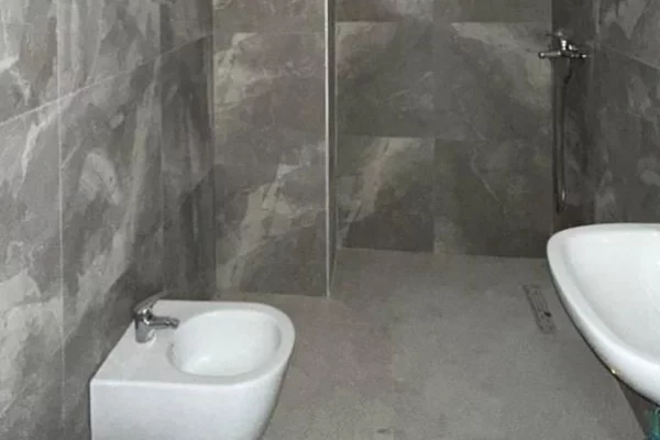 Shtepi ne shitje Apartament ne Tirane, Garsoniere, Mobilimi Bosh, pa mobiluar, Pagesa 92,400  Euro.