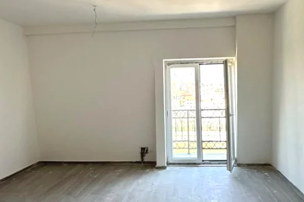 Shtepi ne shitje Apartament ne Tirane, Garsoniere, Mobilimi Bosh, pa mobiluar, Pagesa 92,400  Euro.