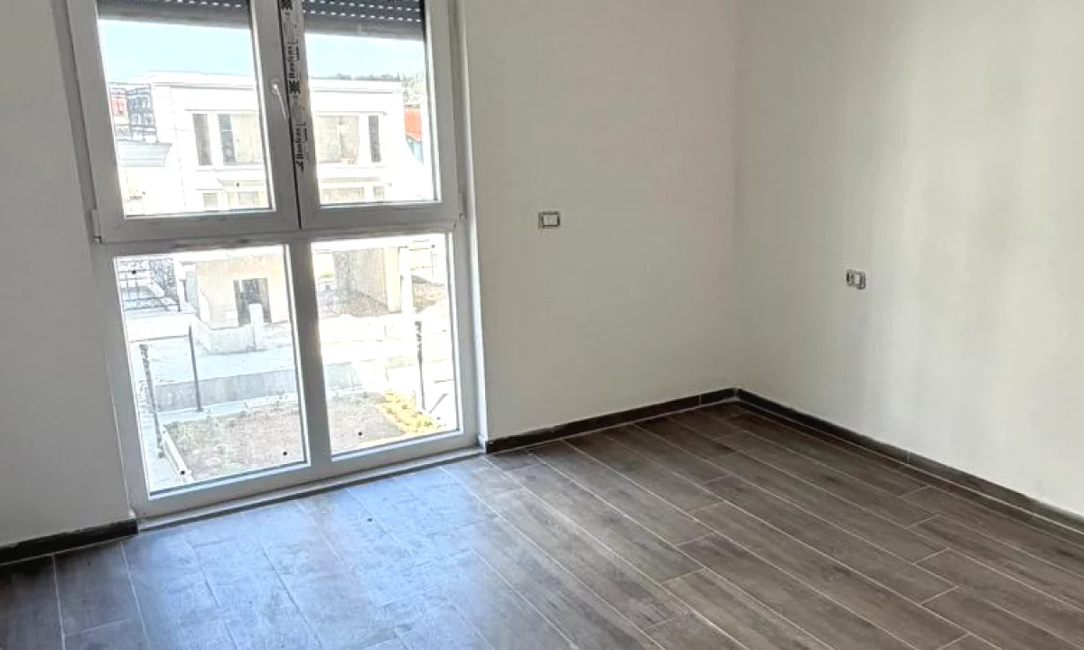 Shtepi ne shitje Apartament ne Tirane, 2+1, Mobilimi Bosh, pa mobiluar, Pagesa 265,450  Euro.