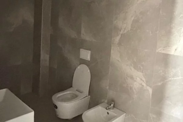 Shtepi ne shitje Apartament ne Tirane, 2+1, Mobilimi Bosh, pa mobiluar, Pagesa 265,450  Euro.