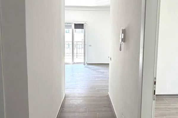 Shtepi ne shitje Apartament ne Tirane, 2+1, Mobilimi Bosh, pa mobiluar, Pagesa 265,450  Euro.
