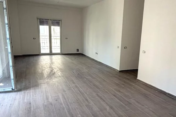 Shtepi ne shitje Apartament ne Tirane, 2+1, Mobilimi Bosh, pa mobiluar, Pagesa 265,450  Euro.