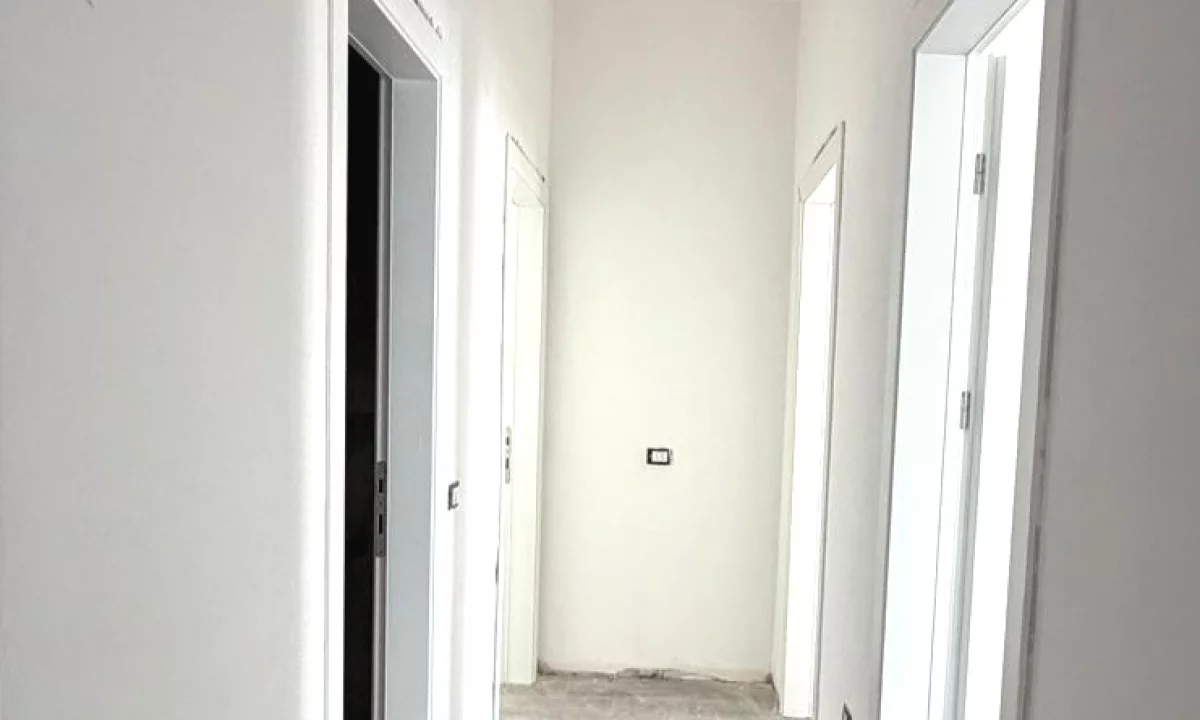 Shtepi ne shitje Apartament ne Tirane, 3+1, Mobilimi Bosh, pa mobiluar, Pagesa 273,350  Euro.