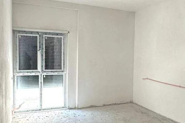 Shtepi ne shitje Apartament ne Tirane, 2+1, Mobilimi Bosh, pa mobiluar, Pagesa 223,540  Euro.