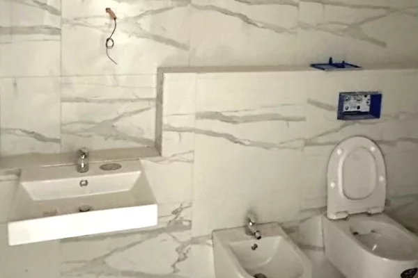 Shtepi ne shitje Apartament ne Tirane, 2+1, Mobilimi Bosh, pa mobiluar, Pagesa 223,540  Euro.