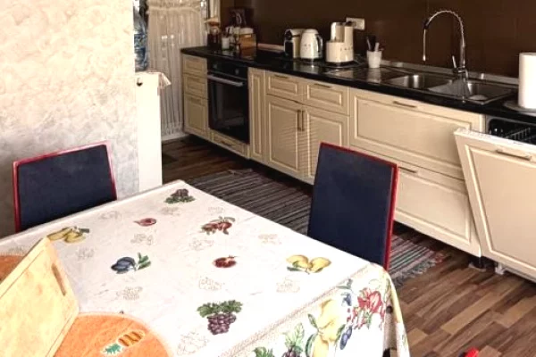 Shtepi me qera 3+1 ne Tirane - 90,000 Leke