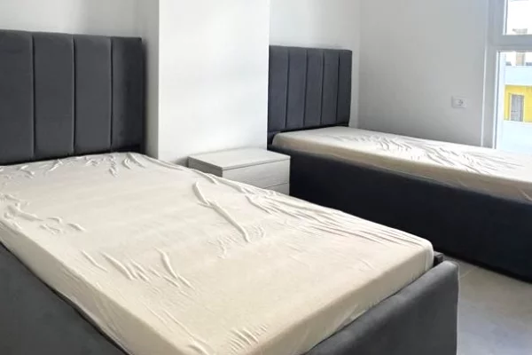 Shtepi ne shitje Apartament ne Tirane, 2+1, Mobilimi E mobiluar, Pagesa 118,300  Euro.