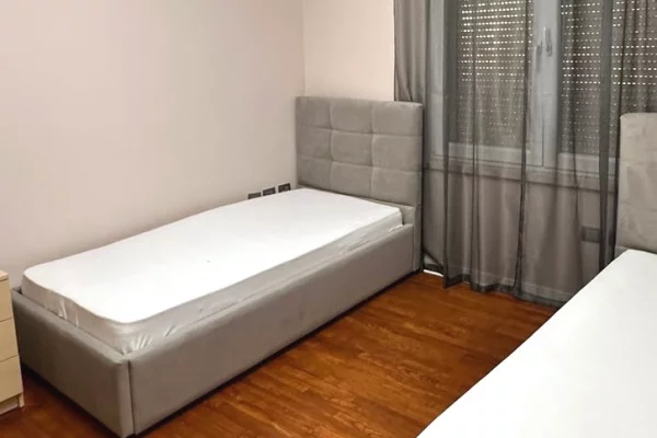 Shtepi me qera Apartament ne Tirane, 2+1, Mobilimi E mobiluar, Pagesa 65,000  Leke.