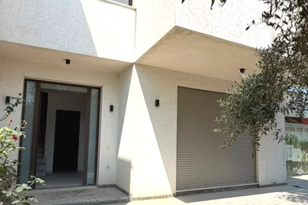 House for Sale Luxury villas in Tirana, 3+1, Furniture In Part, Payment 400,000  Euro.