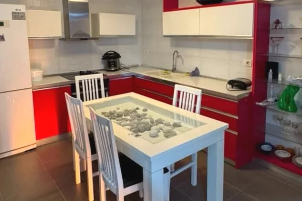 Shtepi me qera Apartament ne Tirane, 2+1, Mobilimi E mobiluar, Pagesa 600  Euro.