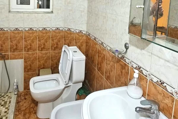 Shtepi me qera Apartament ne Tirane, 2+1, Mobilimi E mobiluar, Pagesa 55,000  Leke.