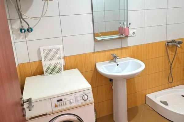 Shtepi me qera Apartament ne Tirane, 2+1, Mobilimi Pjeserisht e mobiluar, Pagesa 40,000  Leke.