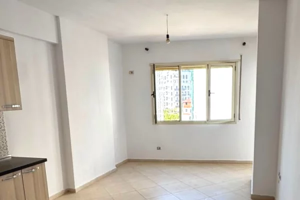 Shtepi me qera Apartament ne Tirane, 2+1, Mobilimi Pjeserisht e mobiluar, Pagesa 40,000  Leke.