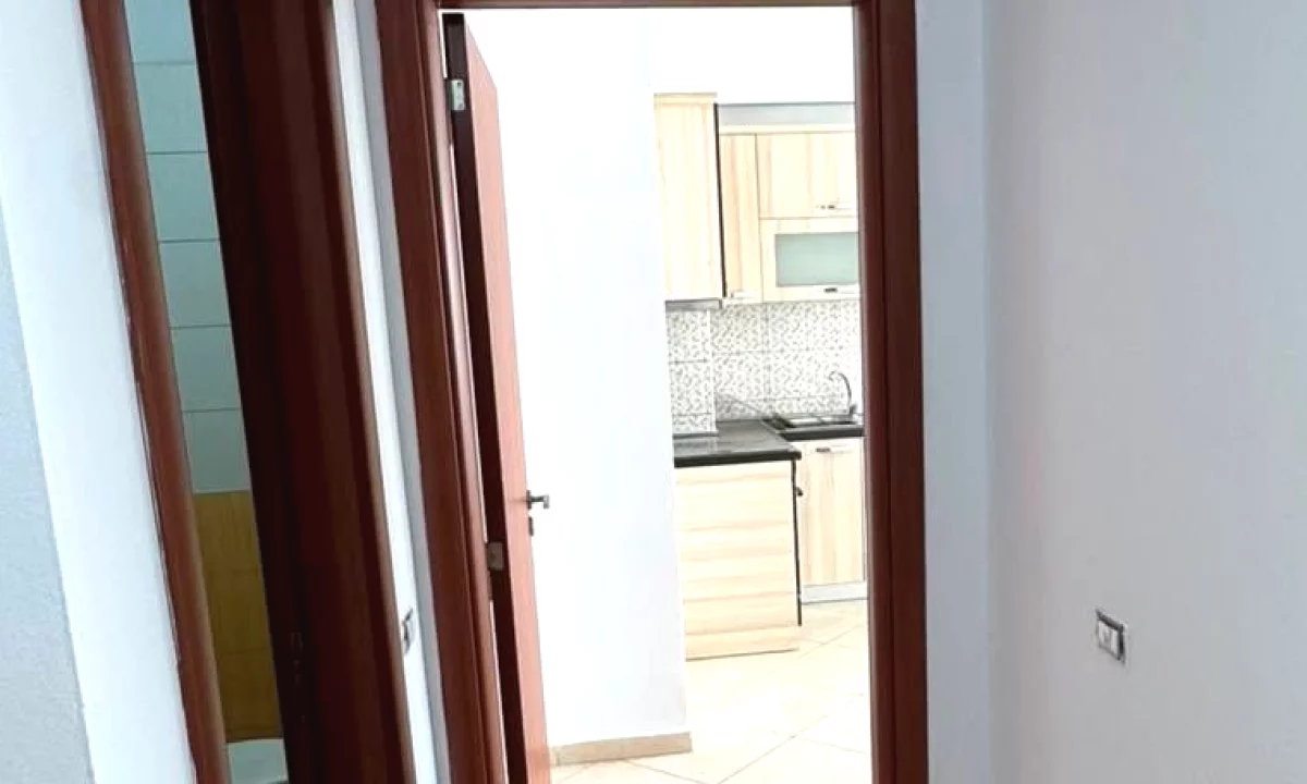 Shtepi me qera Apartament ne Tirane, 2+1, Mobilimi Pjeserisht e mobiluar, Pagesa 40,000  Leke.