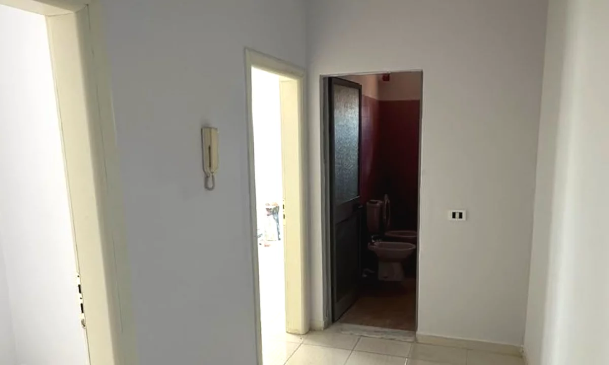 Shtepi ne shitje Apartament ne Tirane, 1+1, Mobilimi Bosh, pa mobiluar, Pagesa 8,500,000  Leke.